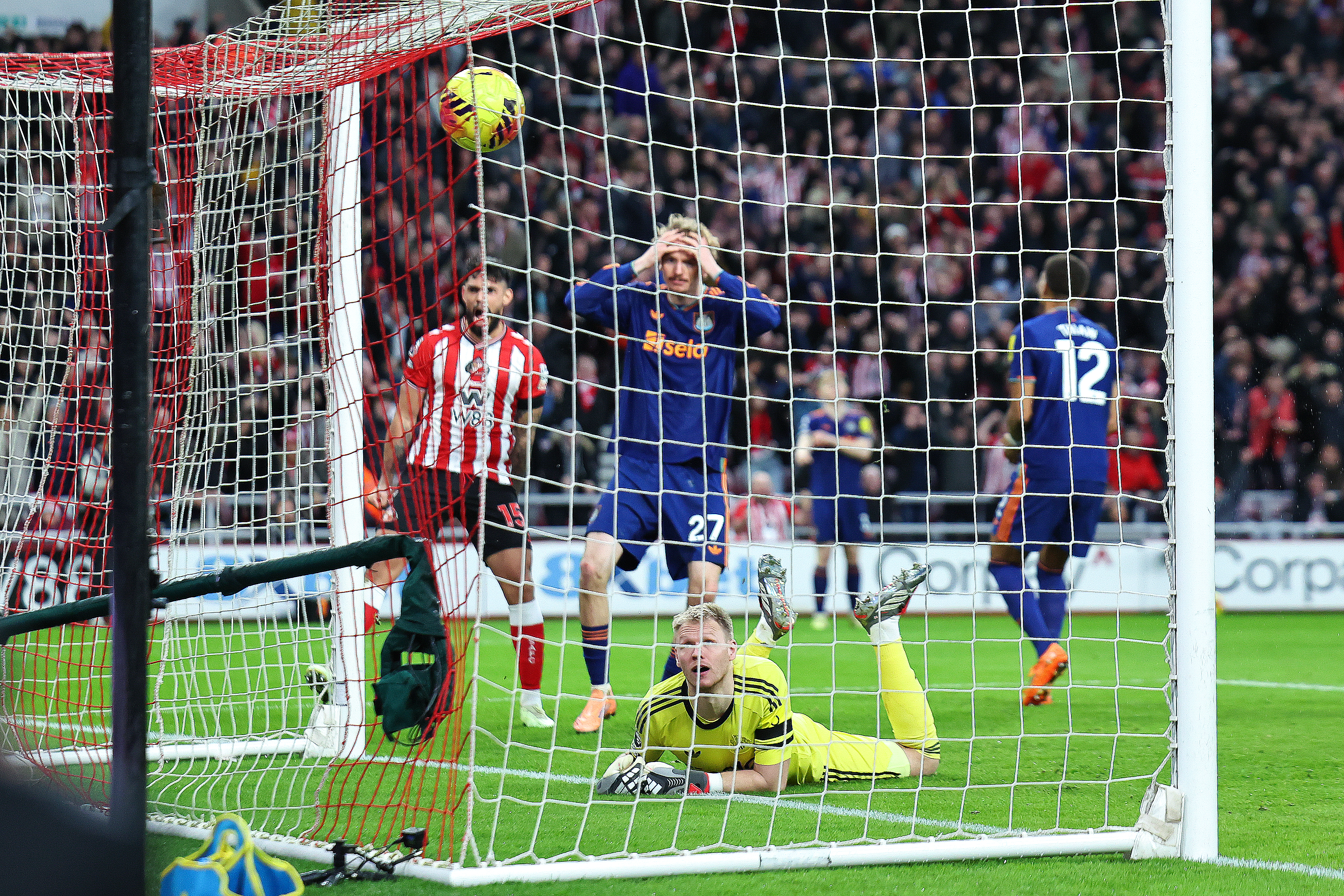 SUNDERLAND, ENGLAND - DECEMBER 14: Nick Woltemade of Newcastle United scores an own goal to make it 1-0 during the Premier League match between Sunderland and Newcastle United at Stadium of Light on December 14, 2025 in Sunderland, England. (Photo by Robbie Jay Barratt - AMA/Getty Images)
