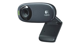 Logitech HD Webcam C310 i en vinkel mot en vit bakgrund.