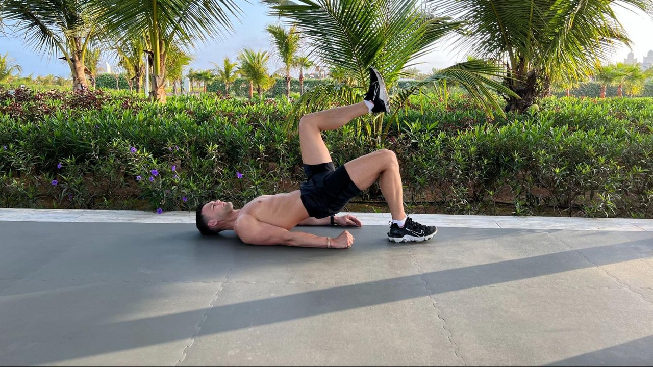 Sam Shaw performing a single-leg glute hold