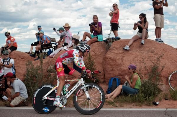 Sergio Hernandez (Jelly Belly) performs for the fans.