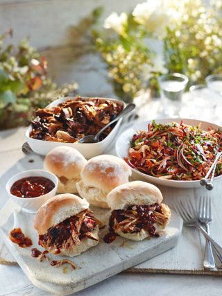 bbq pulled pork in buns