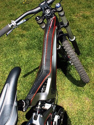 The broad top tube promises a torsionally rigid front end.
