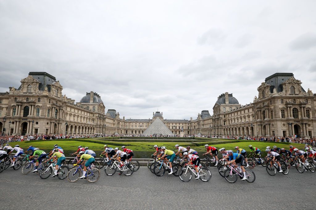 PARIS FRANCE AUGUST 03 A general view of the peloton compete passing by the Louvre Museum during the Mens Road Race on day eight of the Olympic Games Paris 2024 at trocadero on August 03 2024 in Paris France Photo by Jared C TiltonGetty Images