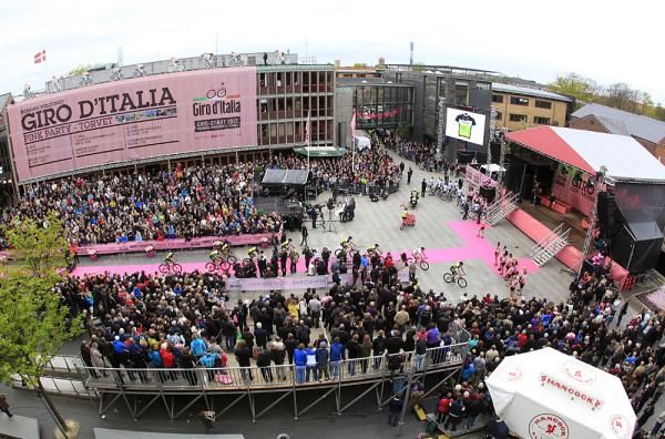 There were big crowds out in Herning to see the Giro teams