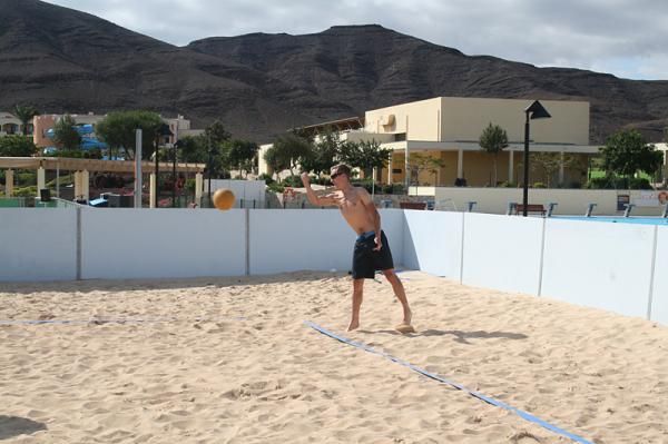 Matti Breschel goes for a serve