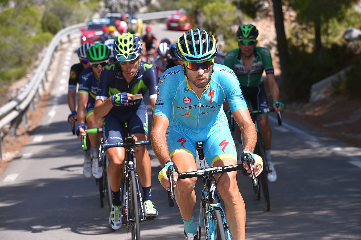 Imanol Erviti checks the profile behind Dario Cataldo (Astana)