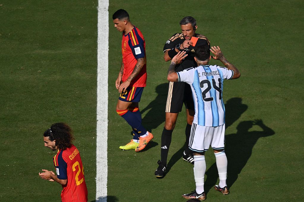 Enzo Fernandez sent off in ridiculous fashion as Argentina vs Spain enters extra-time