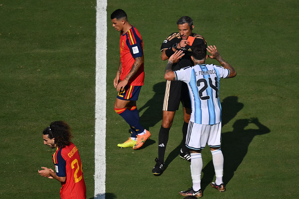 Slovenian referee Slavko Vincic (2R) shows the red card to Argentina's midfielder #24 Enzo Fernandez (R) during the 2026 World Cup football tournament final match between Spain and Argentina at the New York/New Jersey Stadium in East Rutherford on July 19, 2026.  (Photo by ANGELA WEISS / AFP)