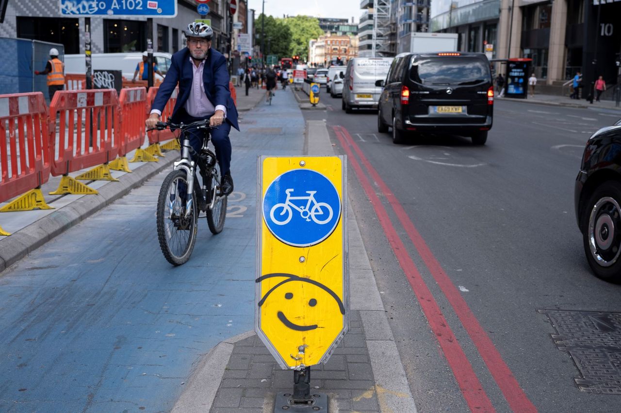 Commuting cyclist in London