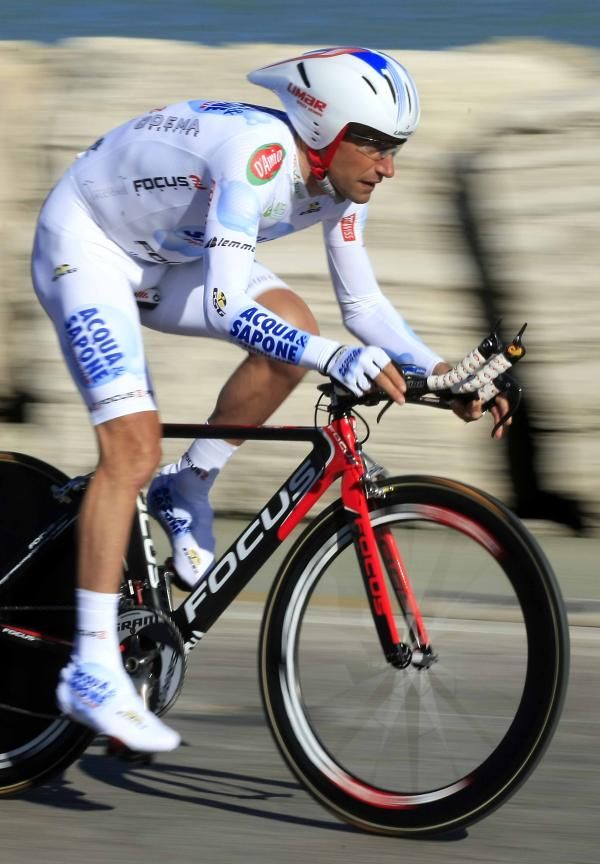 Stefano Garzelli (Acqua&amp;Sapone) in full flight.