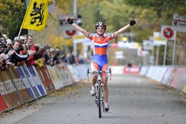 Marianne Vos wins the 2009 Euro 'cross title.