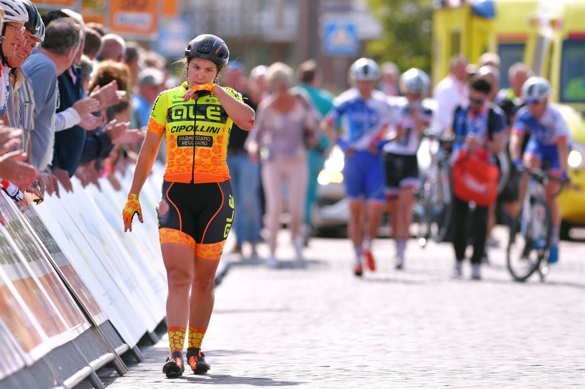 Chloe Hosking (Ale Cipollini) crashed in the sprint