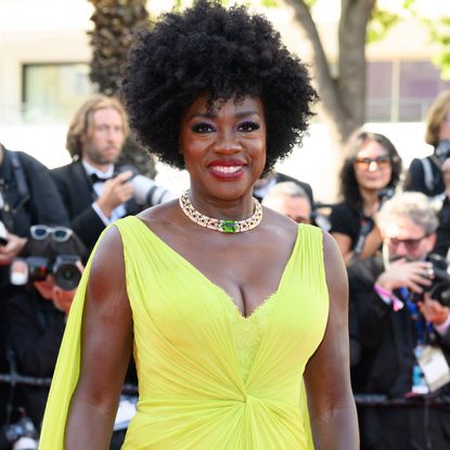 Viola Davis wearing an afro hairstyle 