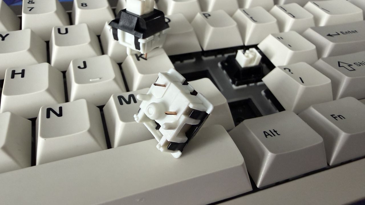 Switches being removed from the Epomaker 65.