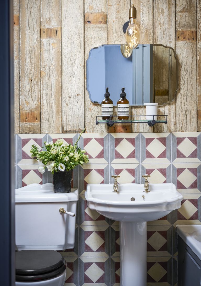 Bathroom Ideas Small / Small Bathroom Remodel Ideas with Inspiring Quietness ... / A beautiful backsplash made with smart tiles.