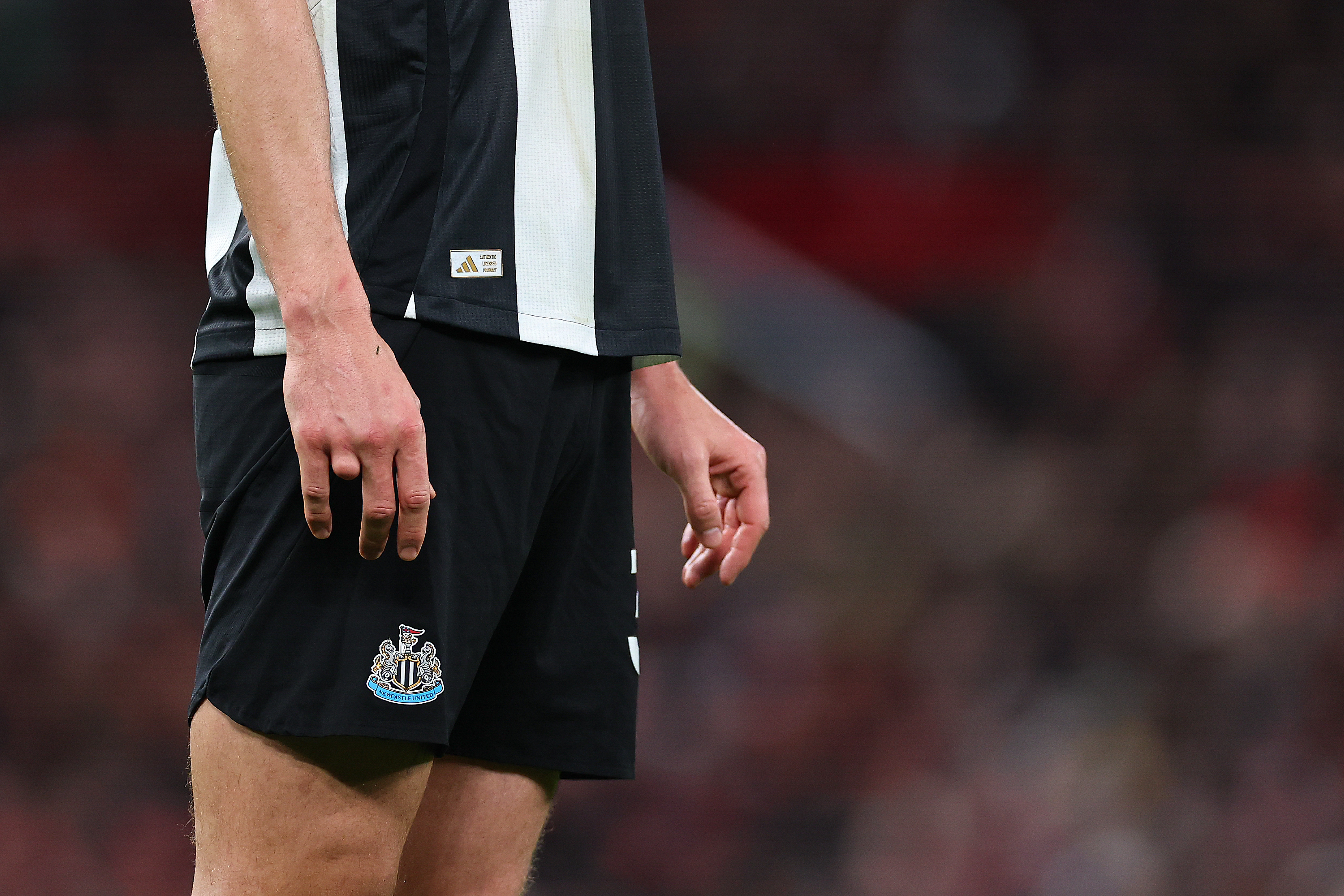 MANCHESTER, ENGLAND - DECEMBER 30: The hand of Dan Burn of Newcastle United during the Premier League match between Manchester United FC and Newcastle United FC at Old Trafford on December 30, 2024 in Manchester, England. (Photo by Robbie Jay Barratt - AMA/Getty Images)