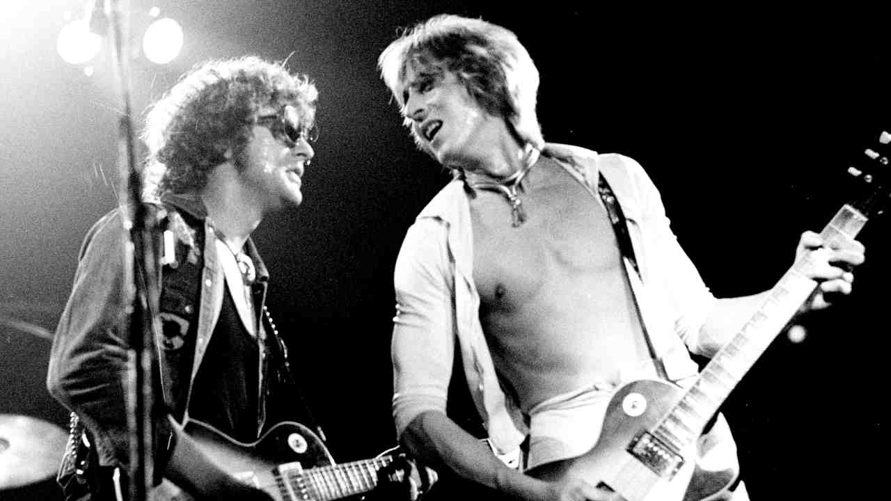 Mott The Hoople&amp;rsquo;s Ian Hunter and Mick Ronson performing live in 1974