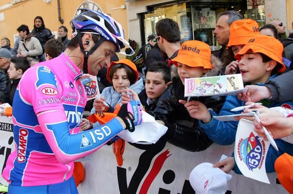 Michele Scarponi (Lampre ISD) signs autographs at the start.