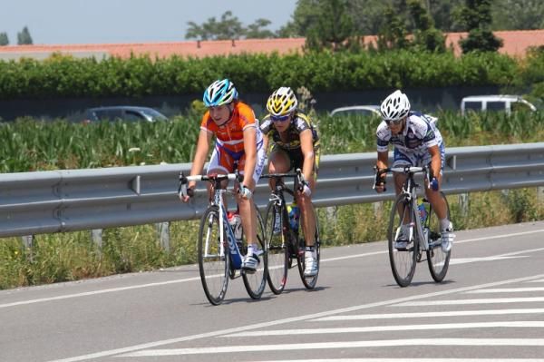 Esra Tromp (Netherlands) leads Valentina Bastianelli (Vaiano-Solaritech) and Liesbet De Vocht (Topsport Vlaanderen 2012)