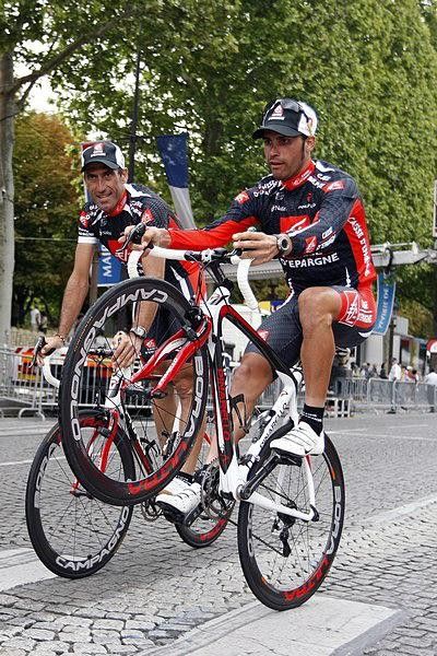 Oscar Pereiro takes over from Robbie McEwen for the traditional wheelie as Garcia Acosta looks on in amusement.