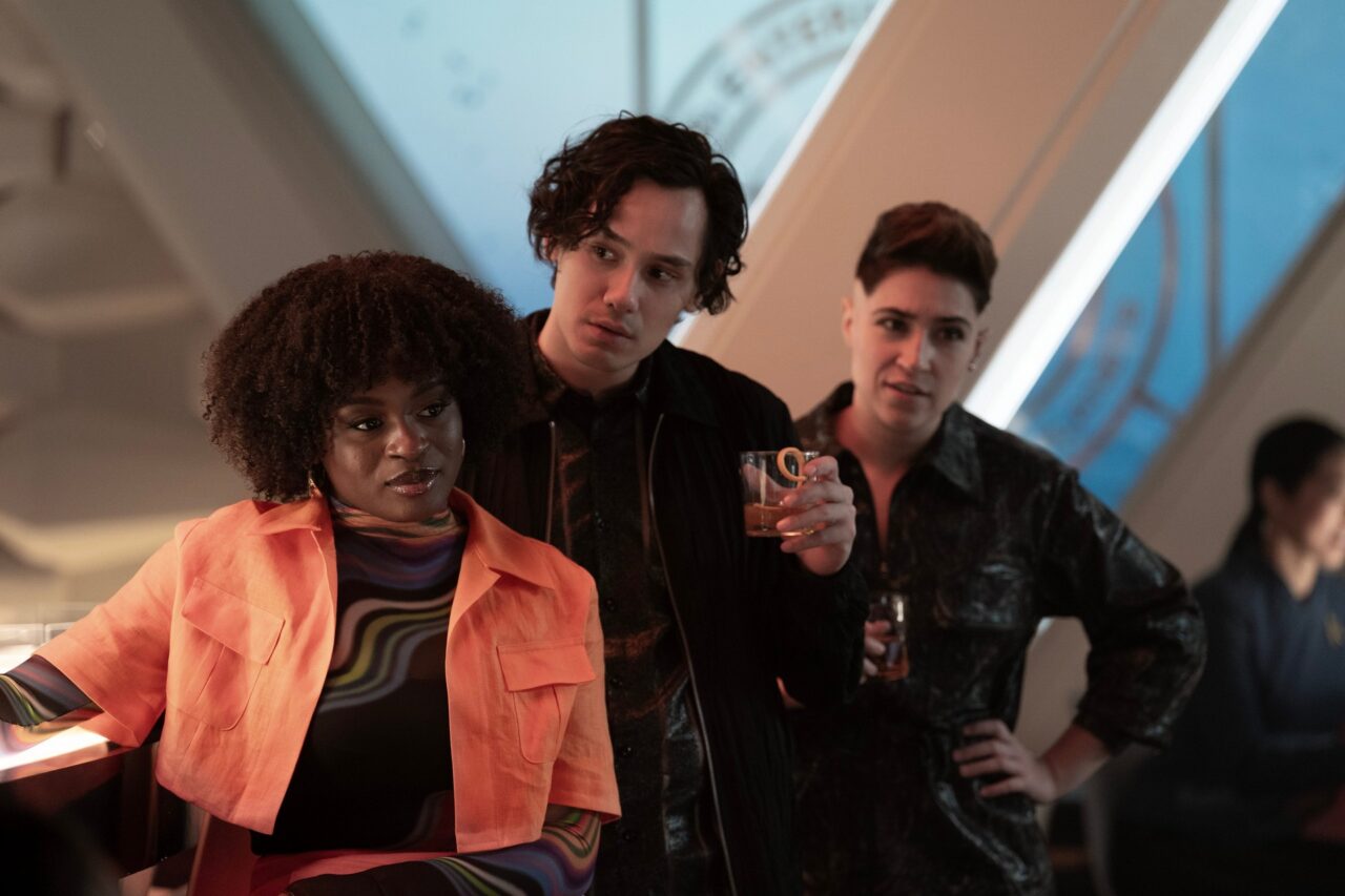 Three characters at a bar in a sci-fi TV show