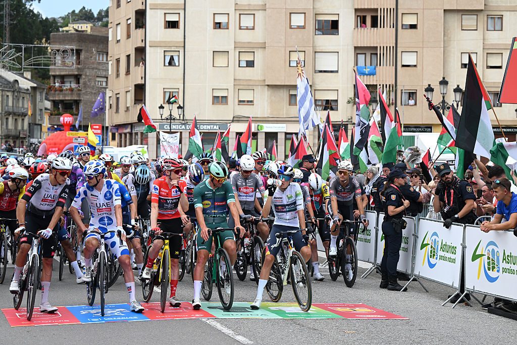 A VEIGA-VEGADEO, SPAIN - SEPTEMBER 07: (L-R) Marc Soler of Spain and UAE Team Emirates - XRG, Jay Vine of Australia and UAE Team Emirates - XRG - Polka Dot Mountain Jersey, Jonas Vingegaard of Denmark and Team Visma | Lease a Bike - Red Leader Jersey, Mads Pedersen of Denmark and Team Lidl - Trek - Green Points Jersey and Giulio Pellizzari of Italy and Team Red Bull - BORA - hansgrohe - White Best Young Rider Jersey prior to the La Vuelta - 80th Tour of Spain 2025, Stage 15 a 167.8km stage from A Veiga-Vegadeo to Monforte de Lemos / #UCIWT / on September 07, 2025 in A Veiga-Vegadeo, Spain. (Photo by Dario Belingheri/Getty Images)