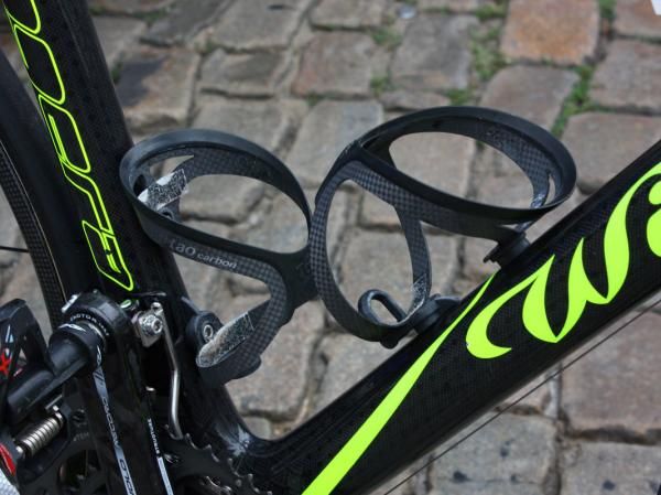 Lampre-Vini Farnese team mechanics augment the purchase of the Tacx Tao Carbon cages with short pieces of grip tape.