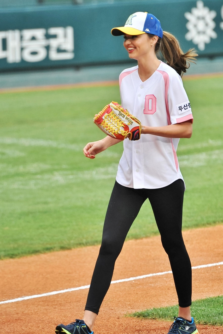 Miranda Kerr Throws First Pitch at Doosan Bears Game!: Photo 2890614, Miranda Kerr Photos