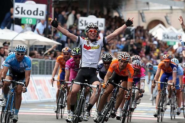 Mark Cavendish (Team High Road) won with a big gap and there was no need to review a photo this time.