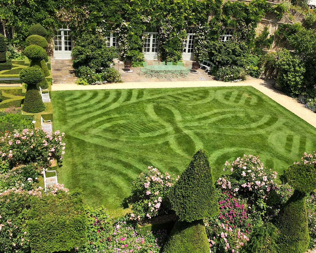 Lawn mowing patterns 6 designs plus tips on how to do it Gardeningetc