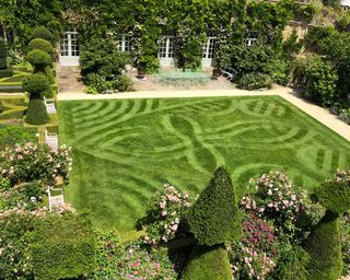 decorative lawn mowing pattern by Andrew Wain