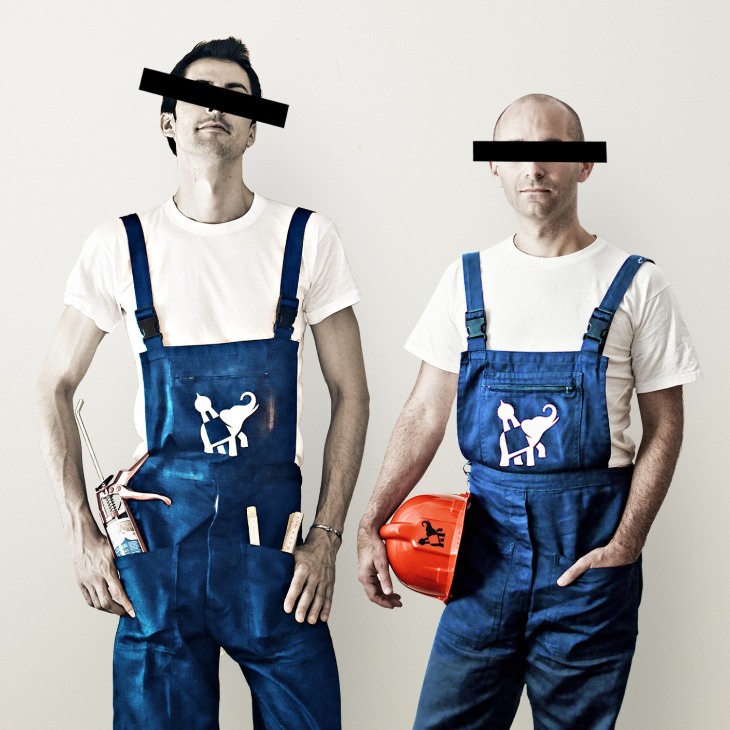 A creative headshot of the team behind Studio Paradisiartificiali in blue overalls and white t-shirts