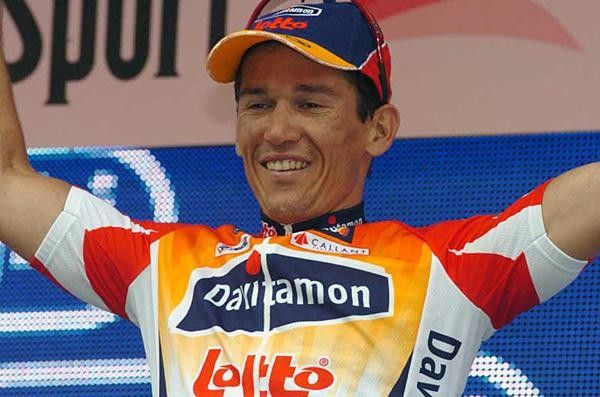 Robbie McEwen (Davitamon-Lotto) grins on the podium