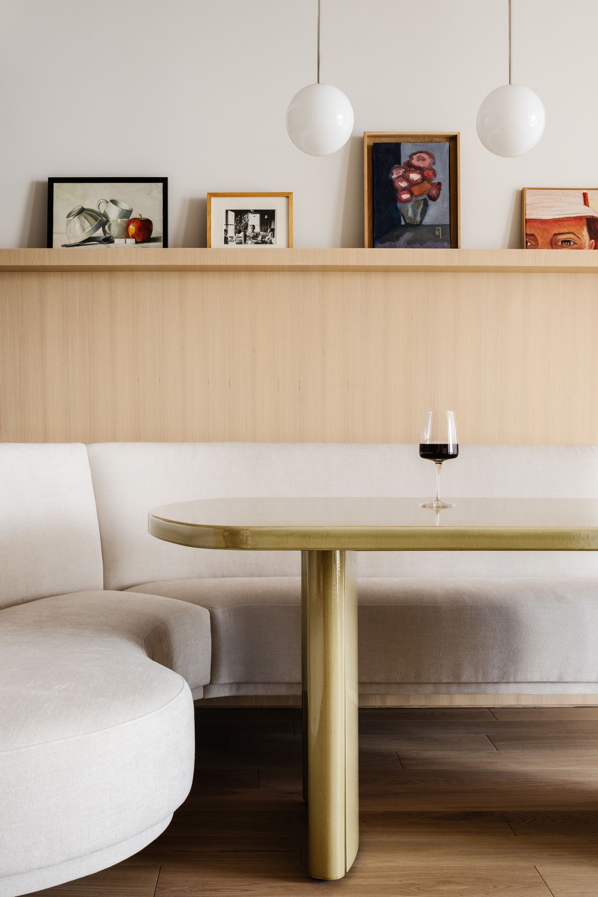 Μια άνετη τραπεζαρία με καμπύλες δεξιώσεις