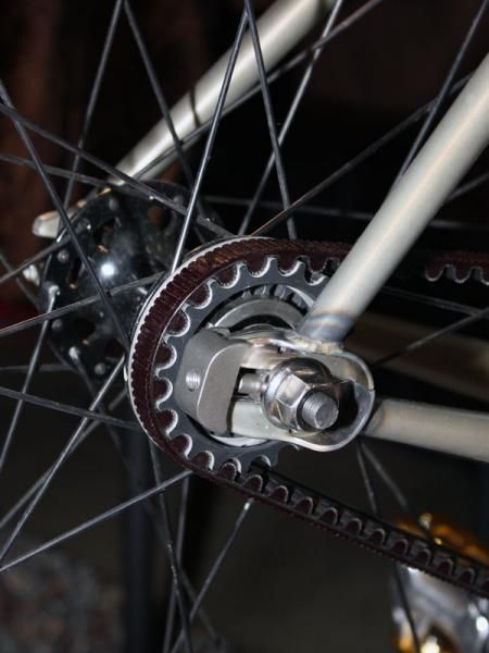 The split dropout is just barely noticeable and allows for the belt to pass into the rear triangle.