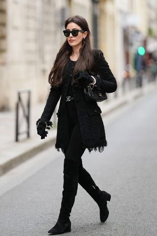 A stylish woman in head-to-toe black