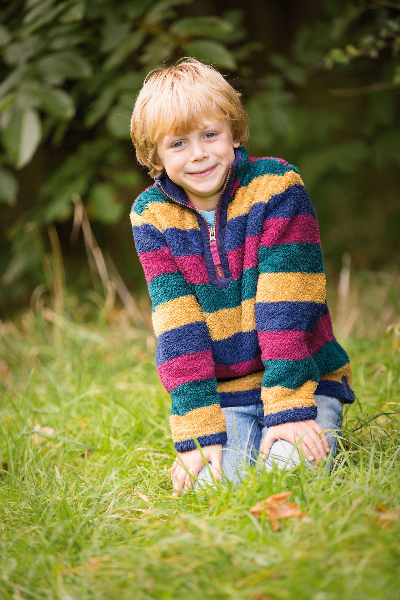 Even with a wide open aperture, if your subject is close to the background you won't get the dreamy separation