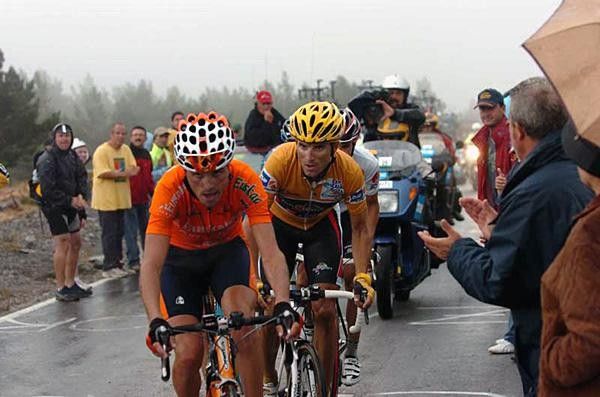 Samuel Sanchez (Euskaltel) on the front of Valverde's group