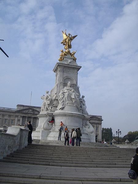 The vast Victoria Memorial dominates the forecourt in front of Buckingham Palace