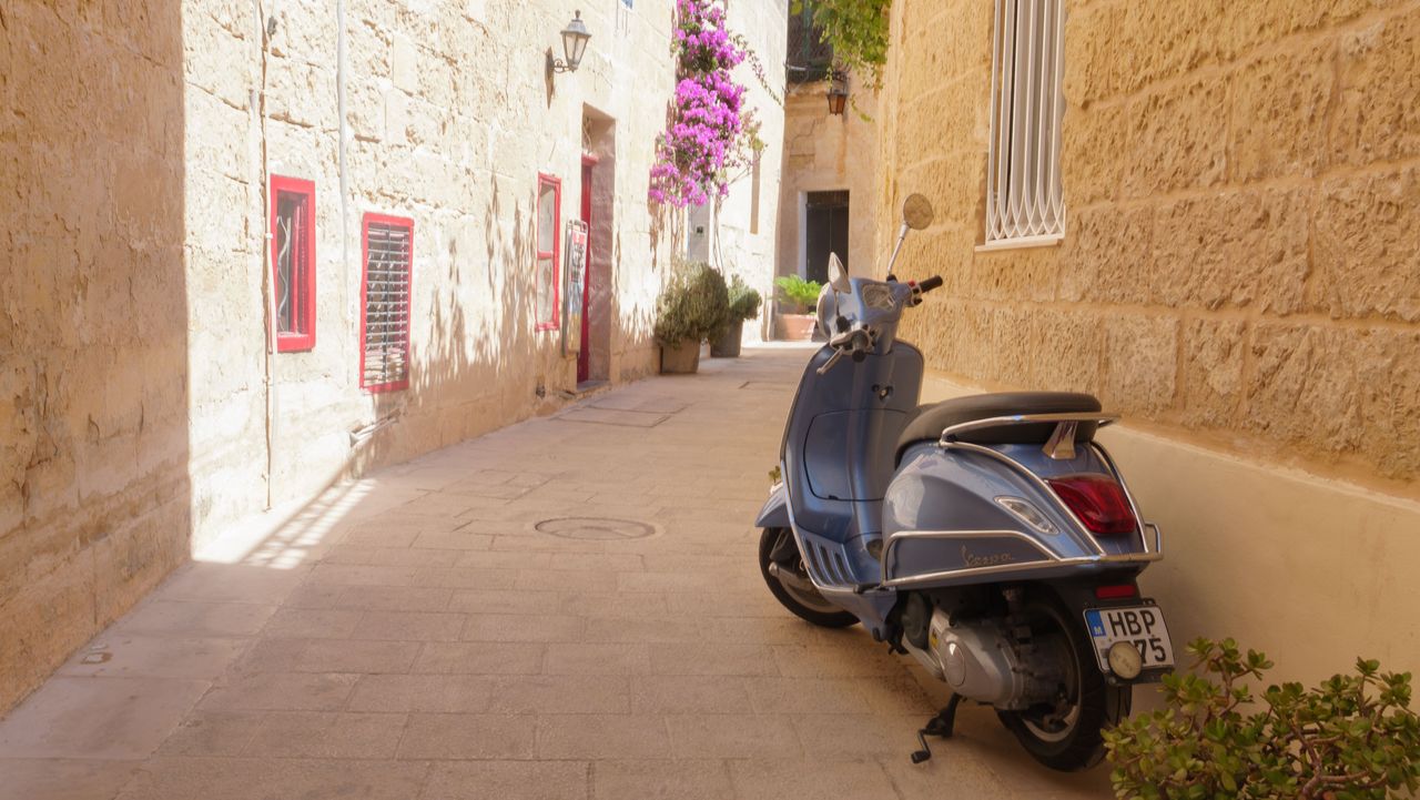 Panasonic Lumix L10 image gallery: a blue vespa in an old alleyway in Valetta, Malta
