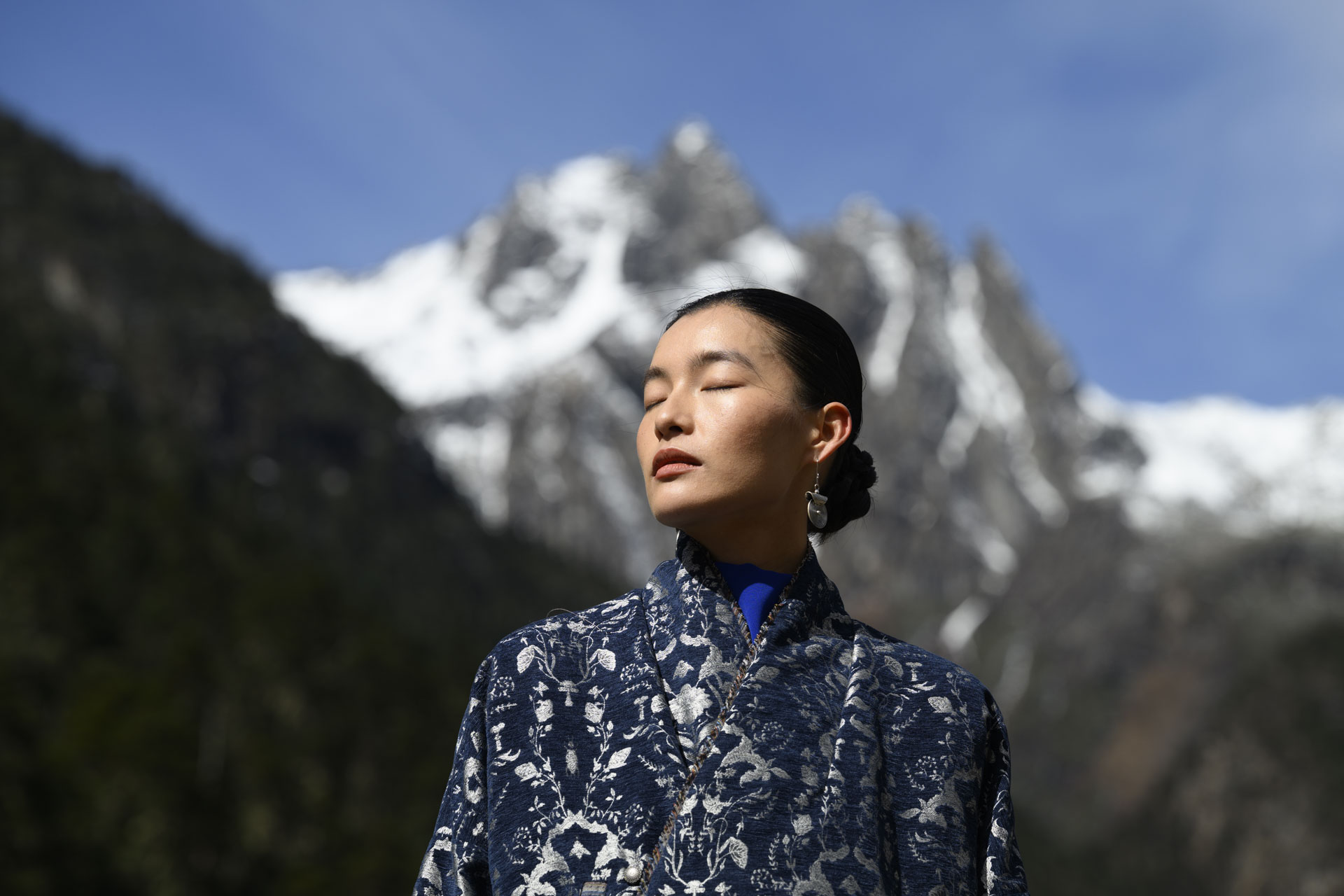 Nikon Z 70-200mm f/2.8 VR S II image gallery: female model in front of snow-covered mountains