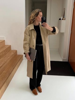 Fashion influencer Anouk Yve wearing a chic fall outfit with jeans.