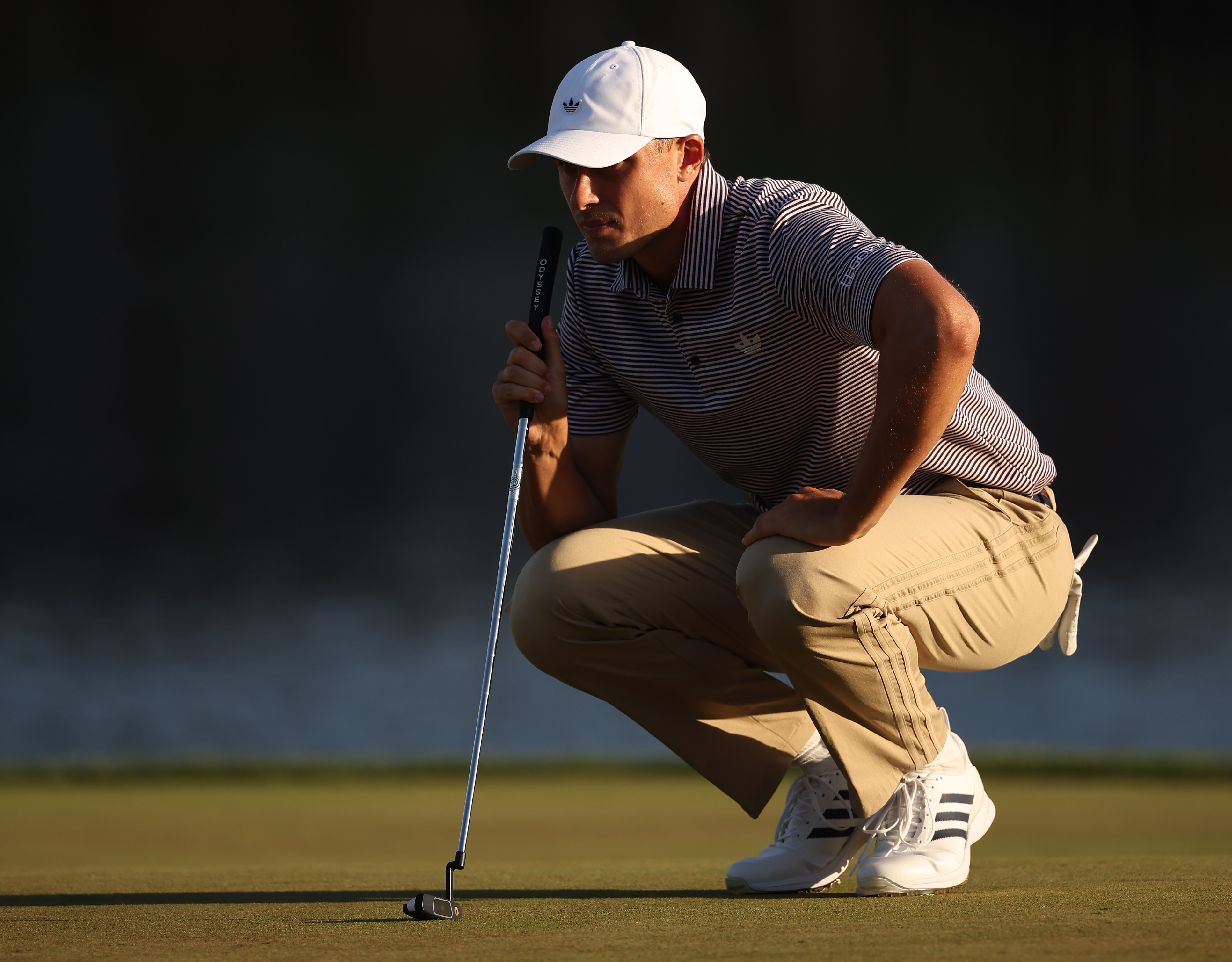 Ludvig Aberg lines up a putt