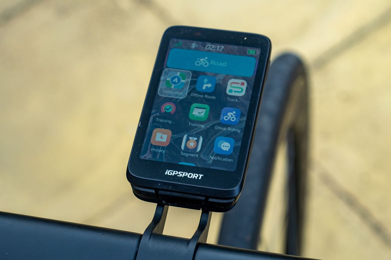 An iGPSPORT BiNavi bike computer