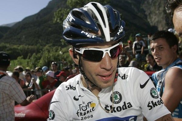 Vincenzo Nibali (Liquigas) surrendered the white jersey to Schleck.