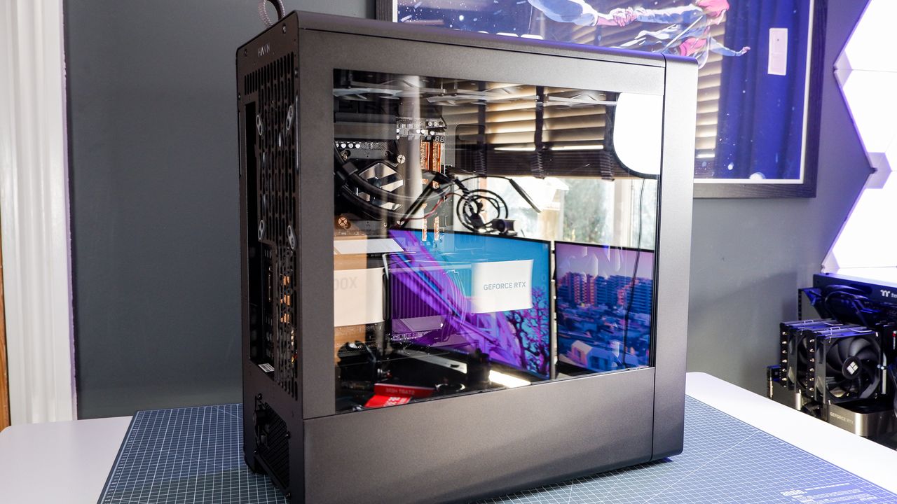 The Havn BF 360 PC case in both black and white with panels removed.