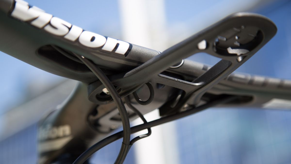 As with most integrated bar and stem combos, they don't play nice with traditional computer mounts. The mechanics cleverly utilise the mount to wrangle EPS wires as well