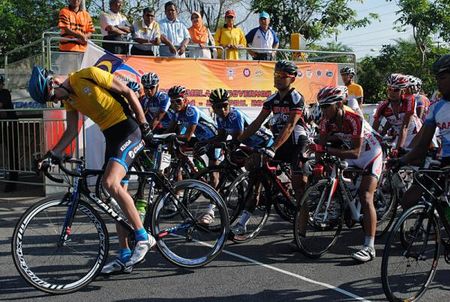 Race leader David McCann (Giant Asia Racing Team) arrives at the start line.