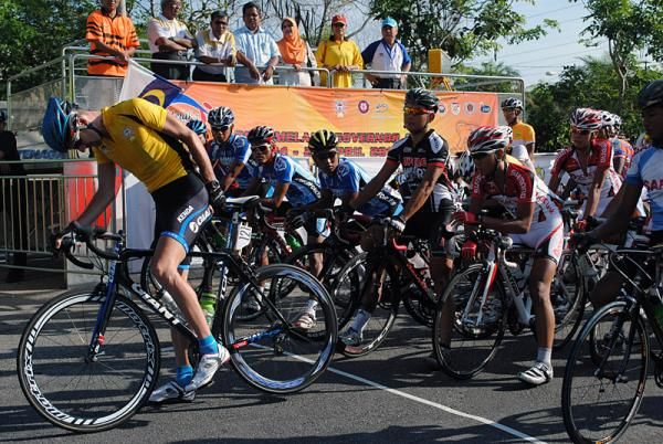 Race leader David McCann (Giant Asia Racing Team) arrives at the start line.