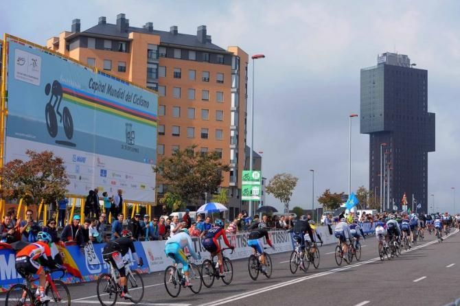 The peloton makes it way through Ponferrada city centre again